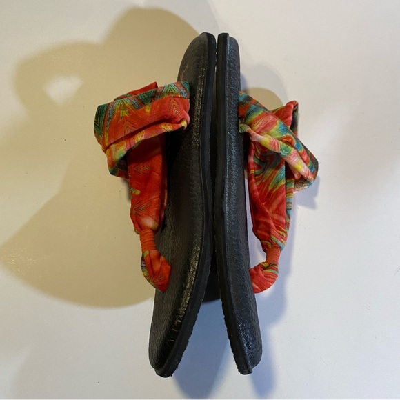Sanuk yoga mat sling 2, size 11 tropical floral pattern, GUC see defect on sole - Picture 3 of 7